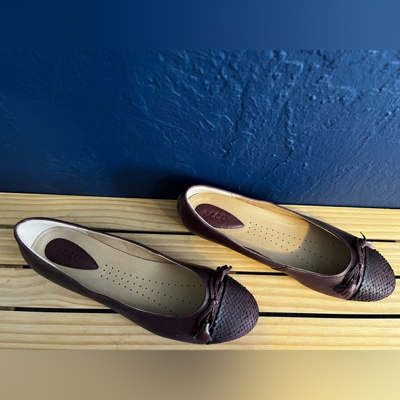 ECCO Women’s Burgundy Leather Ballet Flats Angel Bow Size 41 / 9.5-10 US - Picture 3 of 9